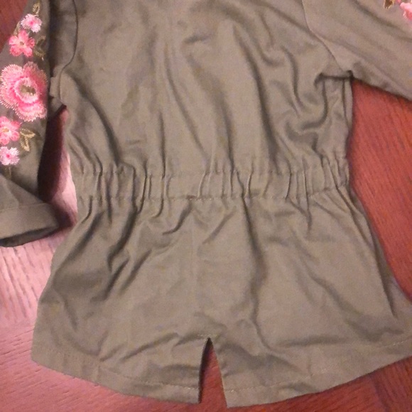 🎀Olive green infant jacket w/flowers on sleeve 🎀 - Picture 6 of 7